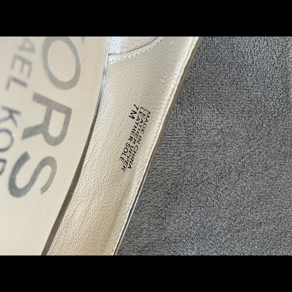 Michael Kors patent leather pump. Size 7 - Picture 9 of 10